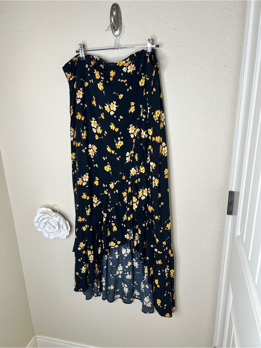 NTM: Torrid Floral Faux Wrap High Low Midi Skirt Size 2 Black Yellow Boho Plus - Picture 5 of 15